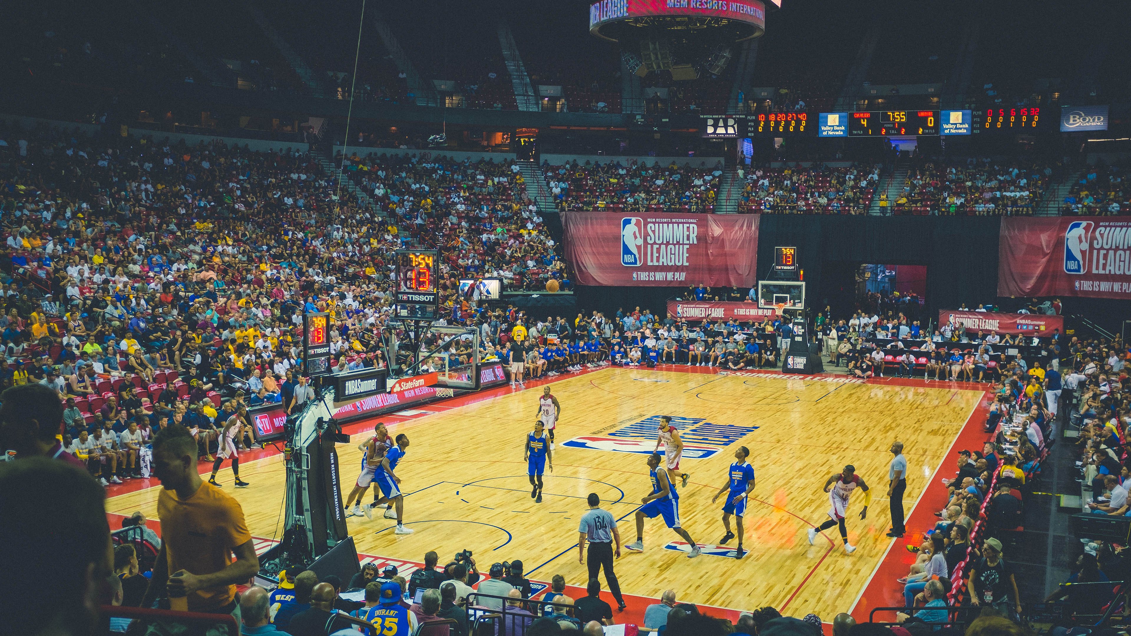 西甲德比硝烟未散，森林狼险胜湖人，体育如何成为现代人的精神图腾？